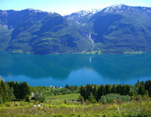 Nordeuropa, Norwegen: Norwegen i hytta - Auf einer Wanderung mir Blick auf eine Gebirgswand